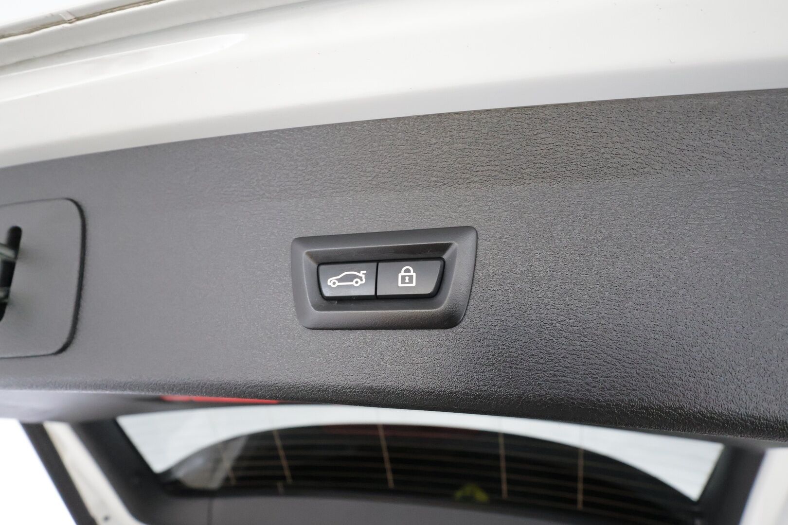 BMW X1 2021 F48 xDrive25e A Business M Sport * HIFIT / P.kamera / Puolinahat / Vakkari / Sporttipenkit / LED * - Kaksilla hyvillä renkailla ja parhaalla värillä varusteltu X1! / Hiljattain huollettu!