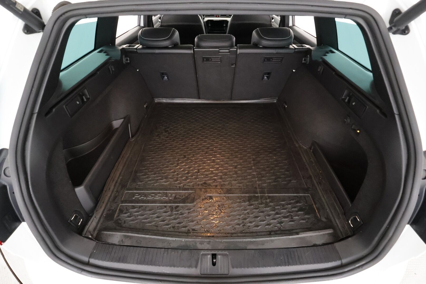 Volkswagen Passat 2021 Variant R-Line 2,0 TDI SCR 147 kW 4MOTION DSG-automaatti - | ACC | Koukku | Webasto | IQ-Light | H/K | P.Kamera | Ergocomfort Isutin | Keyless | Apple&Android | Kahdet Renkaat |