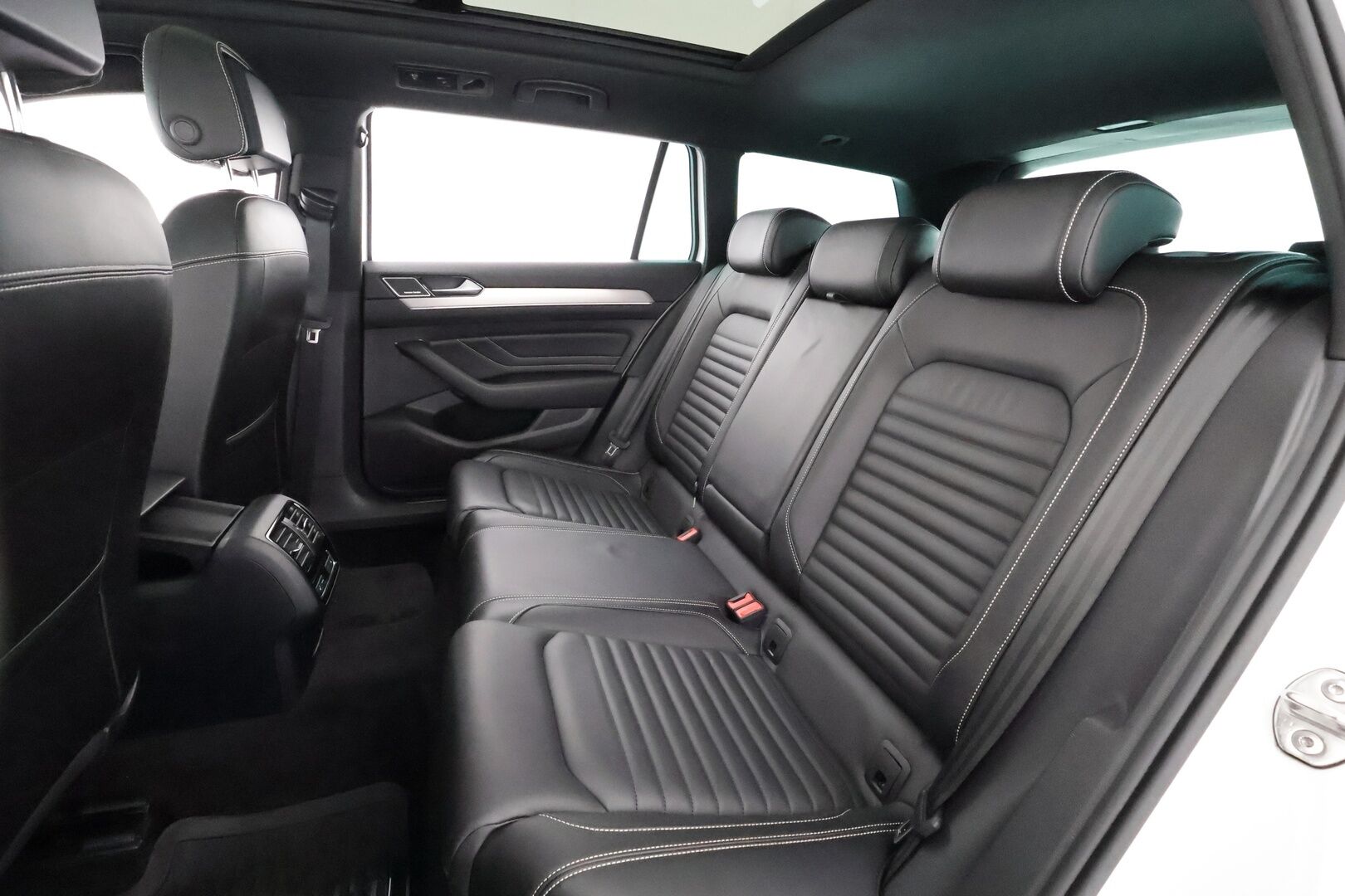 Volkswagen Passat 2021 Variant R-Line 2,0 TDI SCR 147 kW 4MOTION DSG-automaatti - | ACC | Koukku | Webasto | IQ-Light | H/K | P.Kamera | Ergocomfort Isutin | Keyless | Apple&Android | Kahdet Renkaat |