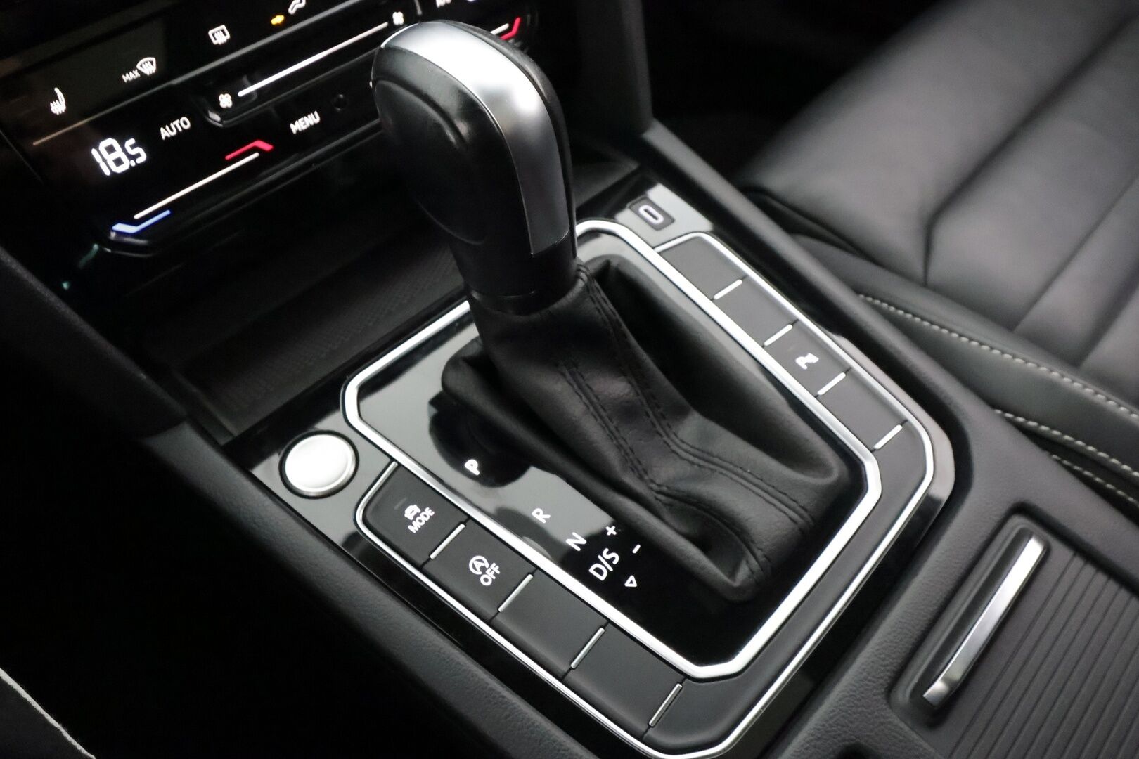 Volkswagen Passat 2021 Variant R-Line 2,0 TDI SCR 147 kW 4MOTION DSG-automaatti - | ACC | Koukku | Webasto | IQ-Light | H/K | P.Kamera | Ergocomfort Isutin | Keyless | Apple&Android | Kahdet Renkaat |