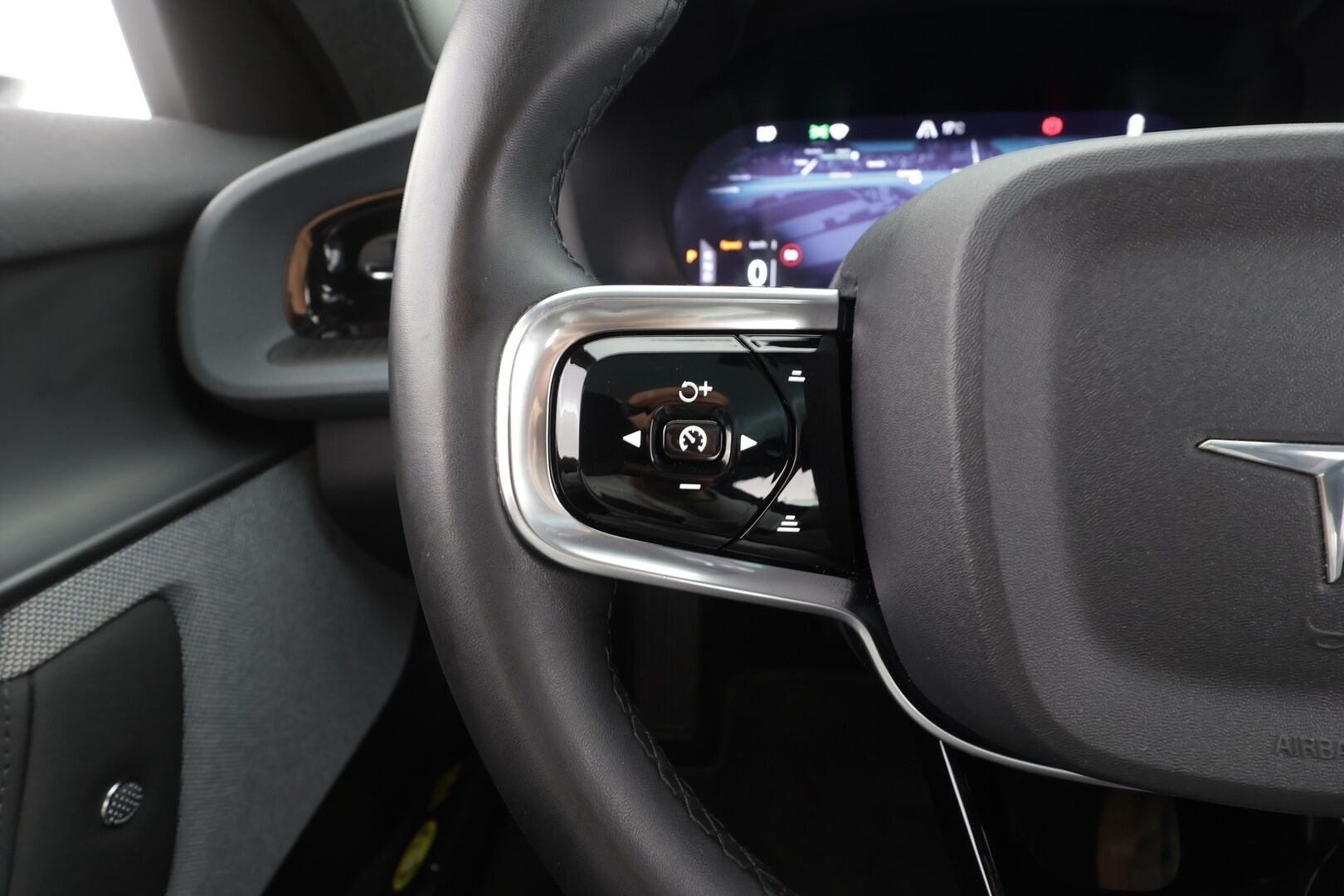Polestar 2 2021 Launch Edition, 300kW, 78kWh - Pilot&Plus | Vetokoukku | Harman&Kardon | Lasikatto | 360-Kamera | Pixel LED | 2x Renkaat Aluvantein | Supervarusteet!