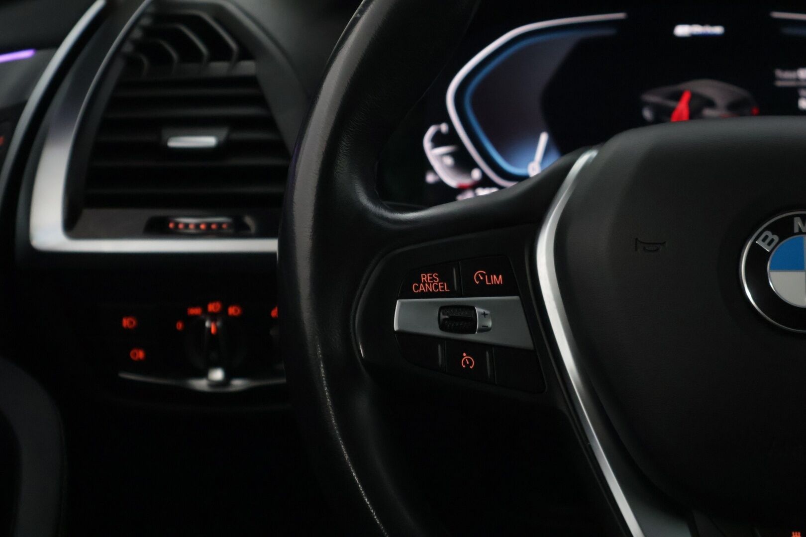 BMW X3 2021 G01 xDrive 30e A Charged Edition Luxury* Sporttinahat / Vetokoukku / P kamera / Hifit / BLIS * - Kahdet renkaat aluvanteilla!