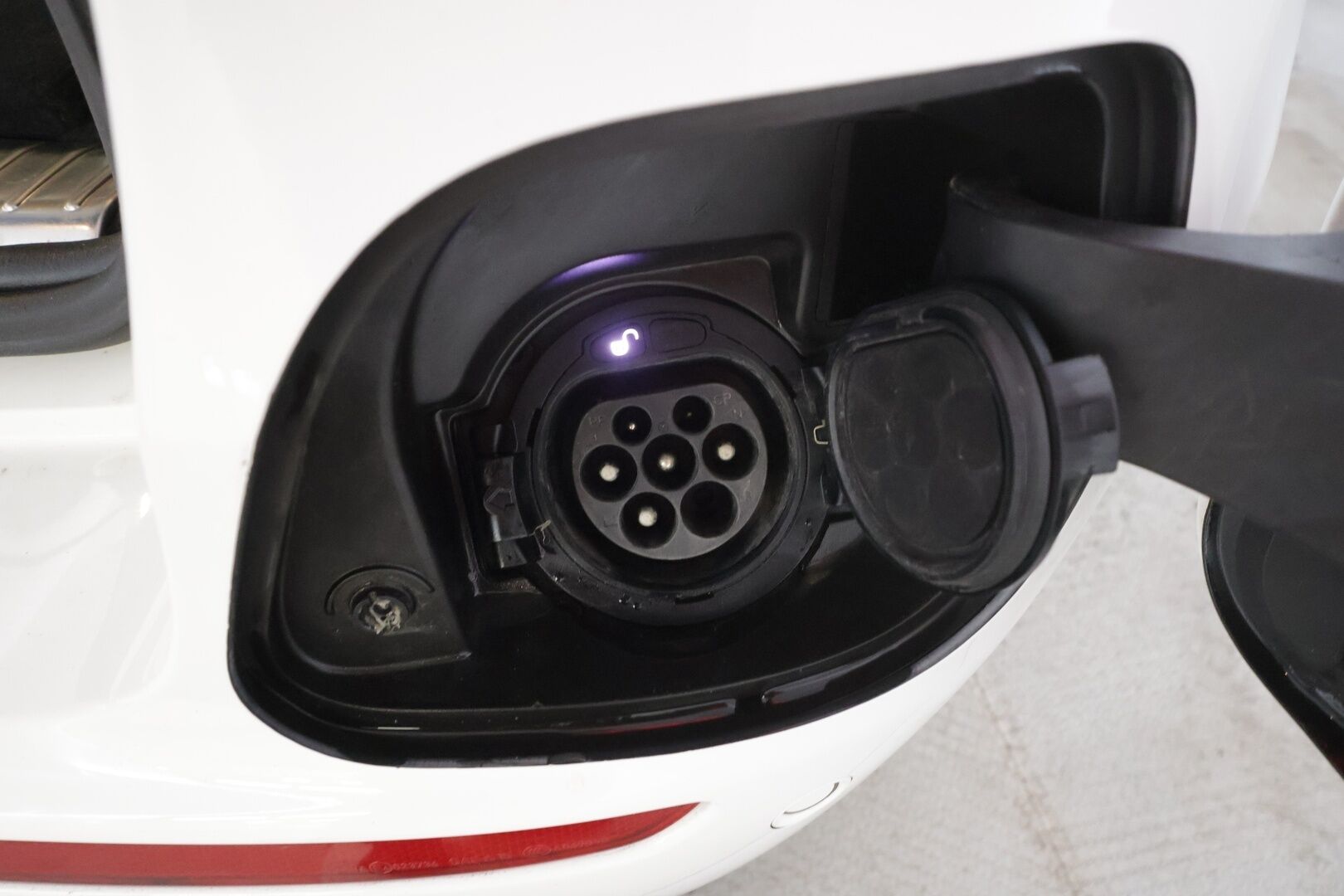 Mercedes-Benz E 2021 300 de 4MATIC T A Business Avantgarde EQ Power * Koukku / Distronic / 360° / Multibeam / Widescreen / HUD / Burmester * - Panorama / Comfort-penkit Muistilla / Akku kuntotarkastettu / Kahdet renkaat aluvanteilla