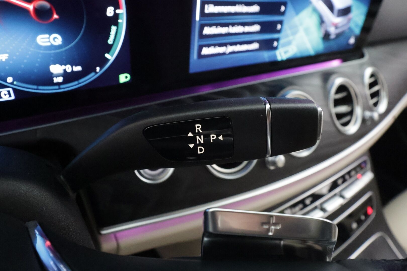 Mercedes-Benz E 2021 300 de 4MATIC T A Business Avantgarde EQ Power AMG* Koukku / Distronic / 360° / Multibeam / Widescreen / HUD /Burmester* - AMG / Panorama / Comfort-penkit Muistilla / Akku kuntotarkastettu / Kahdet renkaat aluvanteilla