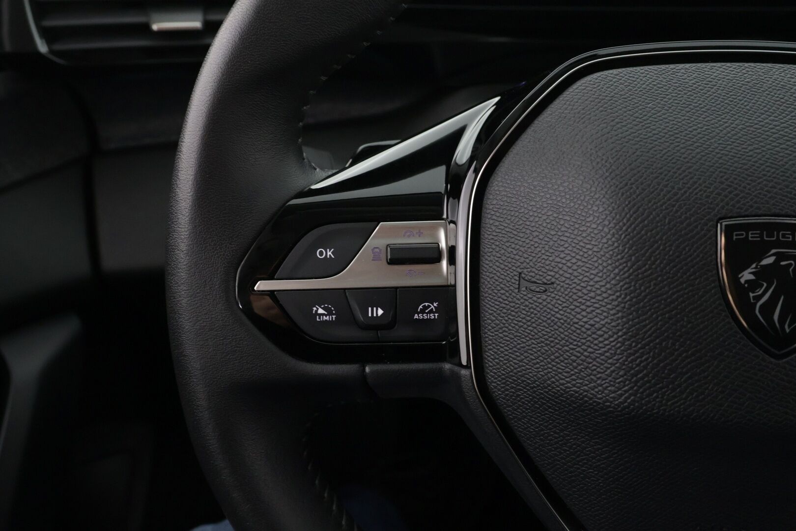 Peugeot 408 2024 Allure PureTech 130 EAT8-automaatti/ ACC/ Lämmitettävä tuulilasi/ Merkkihuollettu/ Puolinahkasisusta