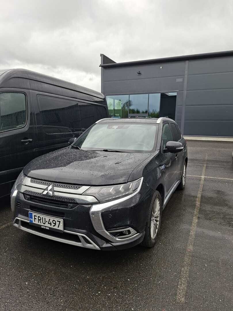 Mitsubishi Outlander PHEV 2019 Instyle Sport 4WD 5P - ACC | Kahdet renkaat Mitsubishi aluvanteilla | Timantti nahat | 360 kamera | Panorama| Ohjauspyörän lämmitys | Rockford | SOH 77,3 % | 