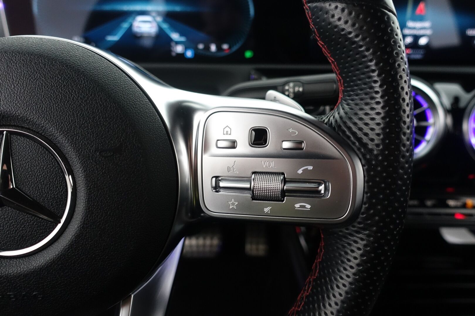 Mercedes-Benz CLA 2020 MERCEDES-BENZ CLA 180 d A Business AMG - | AMG sisä ja ulkopaketti | Vakkari | P.Kamera ja tutkat | Ambient Light | Navi | Suomi-auto | Kahdet AMG vanteet renkailla |