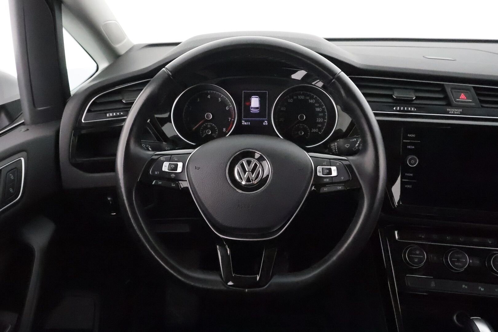 Volkswagen Touran 2020 R-Line 1,5 TSI EVO 110 kW DSG-automaatti  **Webasto / Adapt.Vakkari / Adapt.LED / P.kamera / Navi** - 3,99 % KORKOTARJOUS TÄHÄN AUTOON - 2-Omisteinen Suomi-auto / Kahdet Renkaat