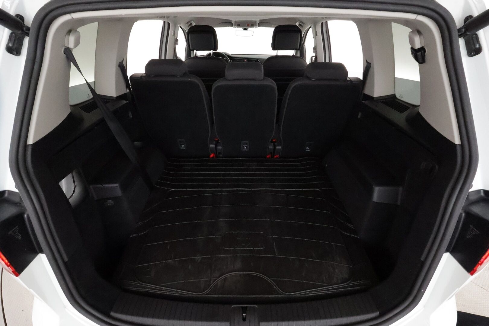 Volkswagen Touran 2020 R-Line 1,5 TSI EVO 110 kW DSG-automaatti  **Webasto / Adapt.Vakkari / Adapt.LED / P.kamera / Navi** - 3,99 % KORKOTARJOUS TÄHÄN AUTOON - 2-Omisteinen Suomi-auto / Kahdet Renkaat