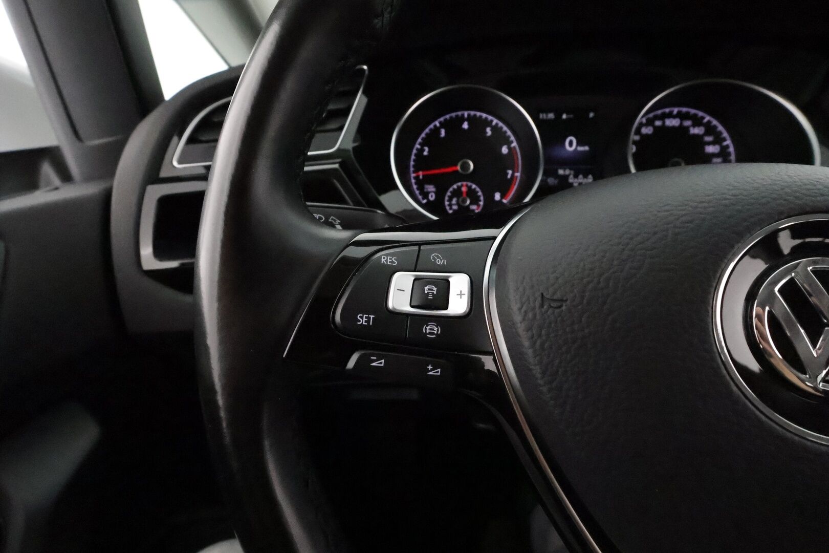 Volkswagen Touran 2020 R-Line 1,5 TSI EVO 110 kW DSG-automaatti  **Webasto / Adapt.Vakkari / Adapt.LED / P.kamera / Navi** - 3,99 % KORKOTARJOUS TÄHÄN AUTOON - 2-Omisteinen Suomi-auto / Kahdet Renkaat