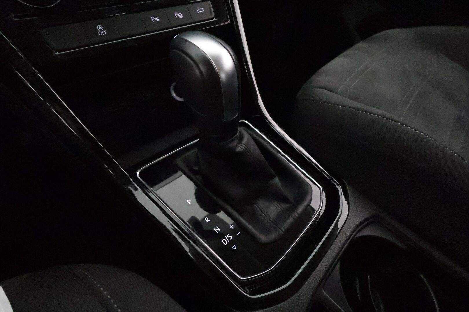 Volkswagen Touran 2020 R-Line 1,5 TSI EVO 110 kW DSG-automaatti  **Webasto / Adapt.Vakkari / Adapt.LED / P.kamera / Navi** - 3,99 % KORKOTARJOUS TÄHÄN AUTOON - 2-Omisteinen Suomi-auto / Kahdet Renkaat