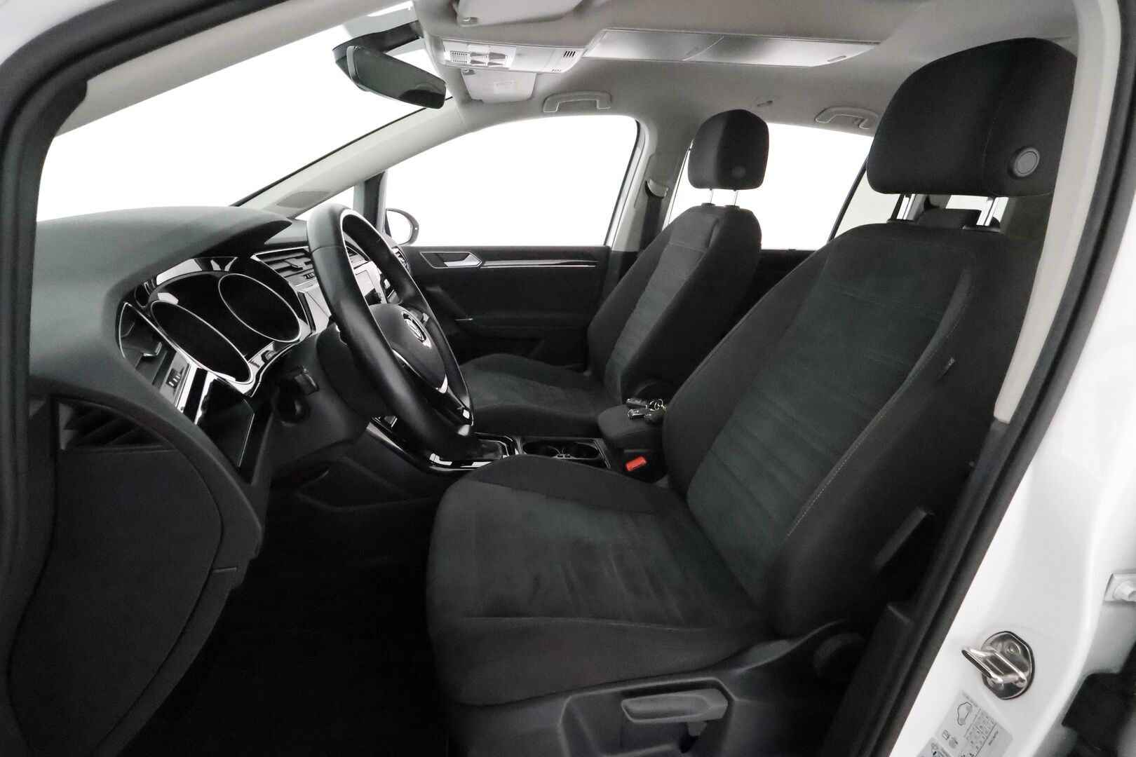 Volkswagen Touran 2020 R-Line 1,5 TSI EVO 110 kW DSG-automaatti  **Webasto / Adapt.Vakkari / Adapt.LED / P.kamera / Navi** - 3,99 % KORKOTARJOUS TÄHÄN AUTOON - 2-Omisteinen Suomi-auto / Kahdet Renkaat