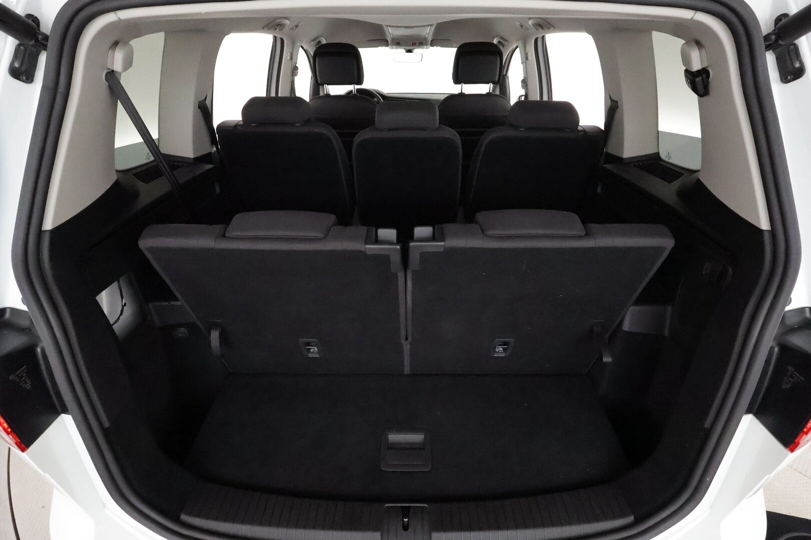 Volkswagen Touran 2020 R-Line 1,5 TSI EVO 110 kW DSG-automaatti  **Webasto / Adapt.Vakkari / Adapt.LED / P.kamera / Navi** - 3,99 % KORKOTARJOUS TÄHÄN AUTOON - 2-Omisteinen Suomi-auto / Kahdet Renkaat