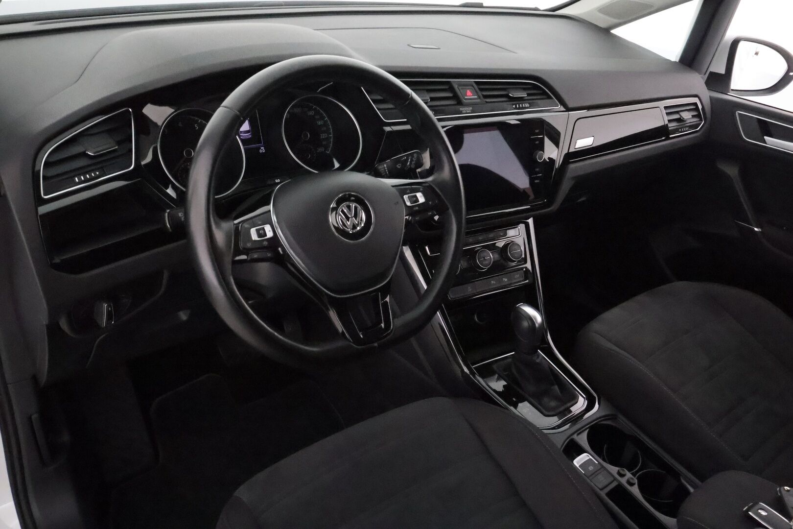 Volkswagen Touran 2020 R-Line 1,5 TSI EVO 110 kW DSG-automaatti  **Webasto / Adapt.Vakkari / Adapt.LED / P.kamera / Navi** - 3,99 % KORKOTARJOUS TÄHÄN AUTOON - 2-Omisteinen Suomi-auto / Kahdet Renkaat