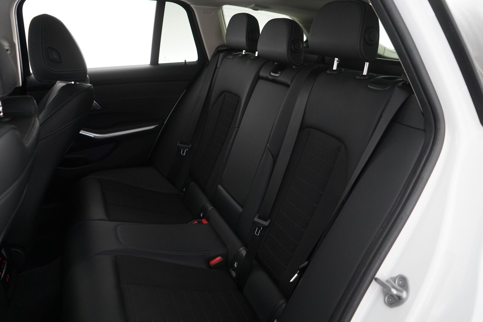 BMW 330E 2021 G21 Touring 330e A Touring * ShadowLine / Navi / Puolinahat / Sähköluukku / Ambient! * - Fiksut huollot / Kahdet OEM vanteet / Siisti