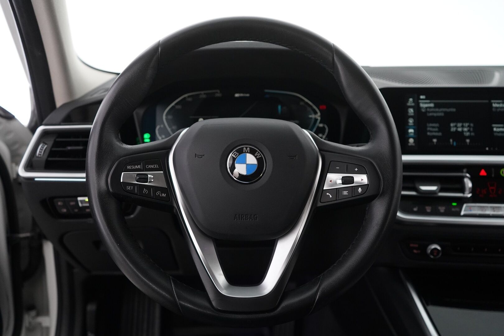 BMW 330E 2021 G21 Touring 330e A Touring * ShadowLine / Navi / Puolinahat / Sähköluukku / Ambient! * - Fiksut huollot / Kahdet OEM vanteet / Siisti
