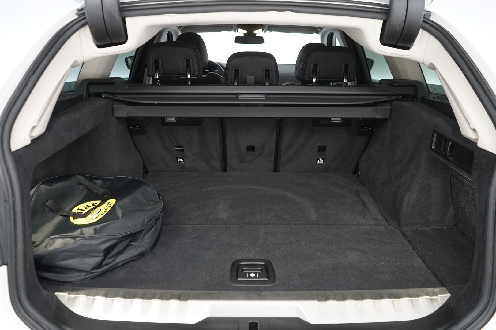 BMW 330E 2021 G21 Touring 330e A Touring * ShadowLine / Navi / Puolinahat / Sähköluukku / Ambient! * - Fiksut huollot / Kahdet OEM vanteet / Siisti