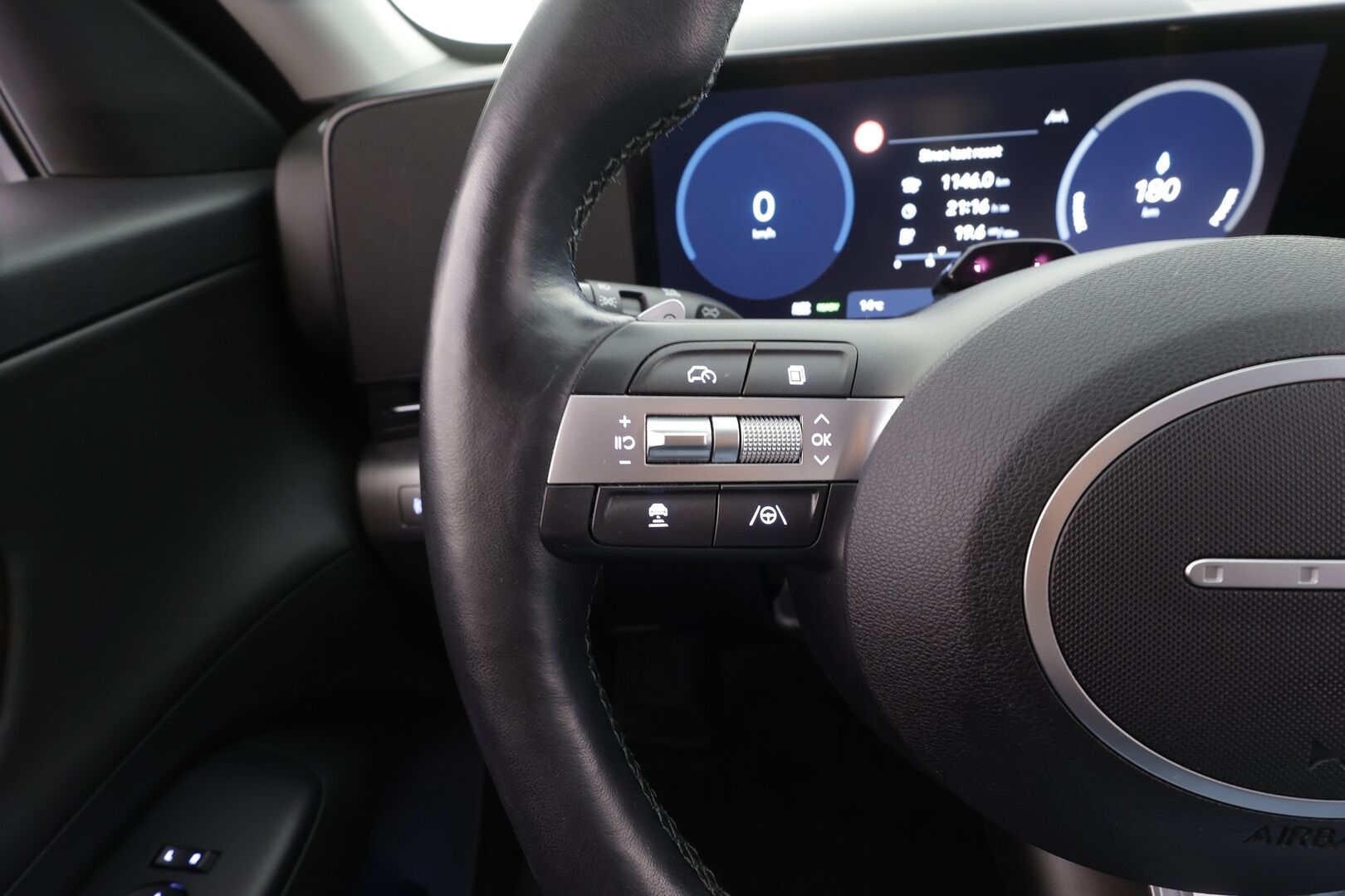 Hyundai KONA Electric 2024 65 kWh 217 hv Premium - | ACC | HUD | 360° | BOSE | Puolinahat sähköllä | HDA | LED | Ambient | Sähk. takaluukku | Lämm.ohjauspyörä |