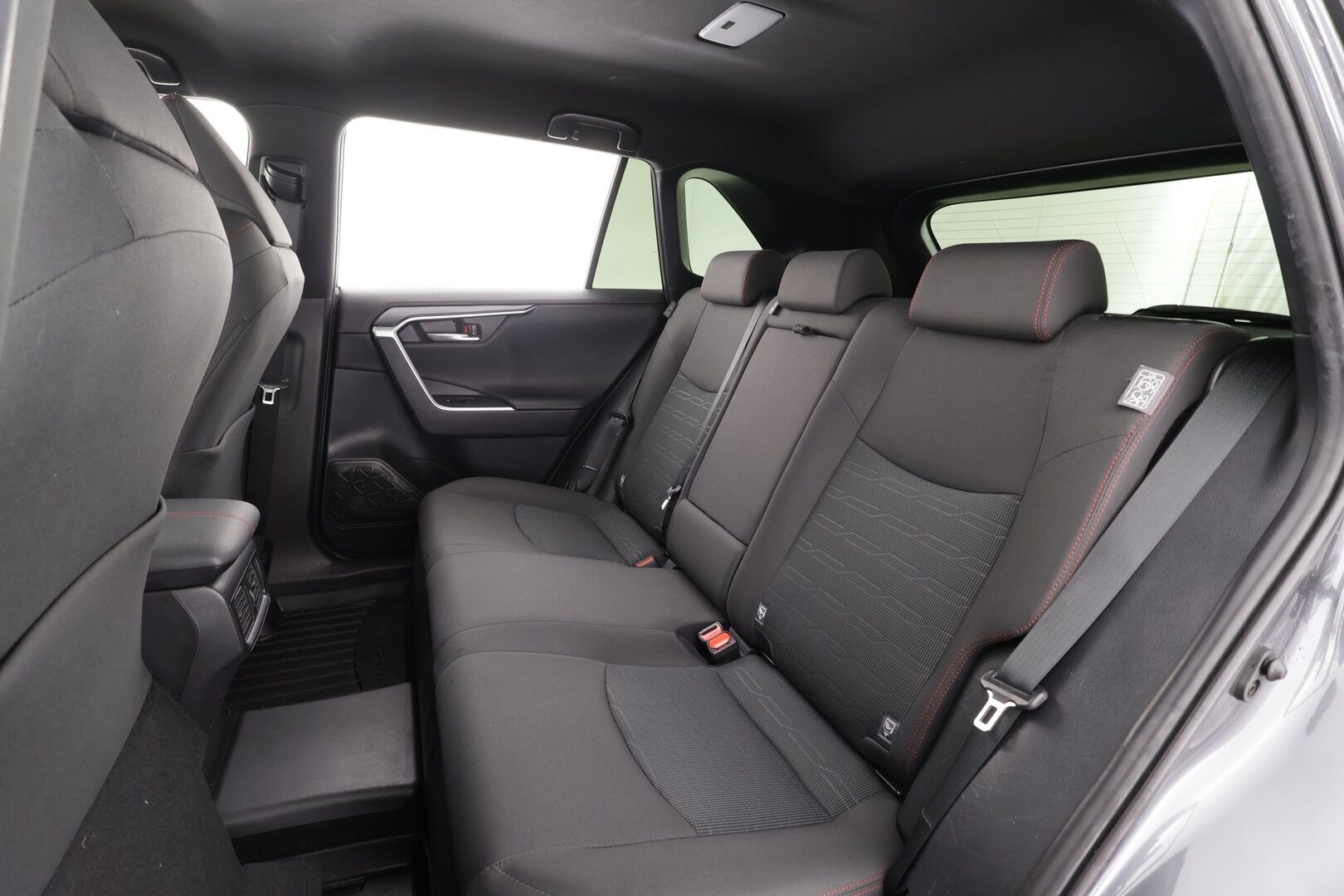 Toyota RAV4 Plug-in 2024 2,5 Hybrid AWD-i Active Plus Edition * ACC / LED / Lisävalot / P.kamera / Sähköpenkki / Kaistavahti / Navi / Keyless * - 1-om Suomi-auto / Kahdet renkaat aluvanteilla 