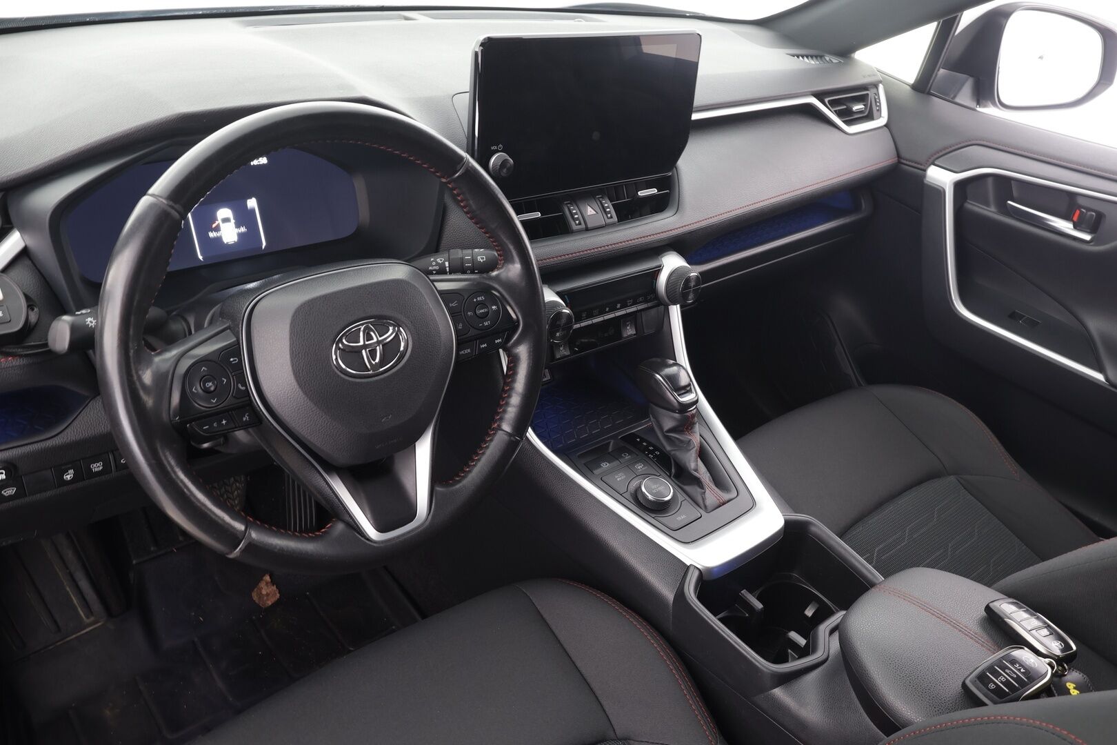 Toyota RAV4 Plug-in 2024 2,5 Hybrid AWD-i Active Plus Edition * ACC / LED / Lisävalot / P.kamera / Sähköpenkki / Kaistavahti / Navi / Keyless * - 1-om Suomi-auto / Kahdet renkaat aluvanteilla 