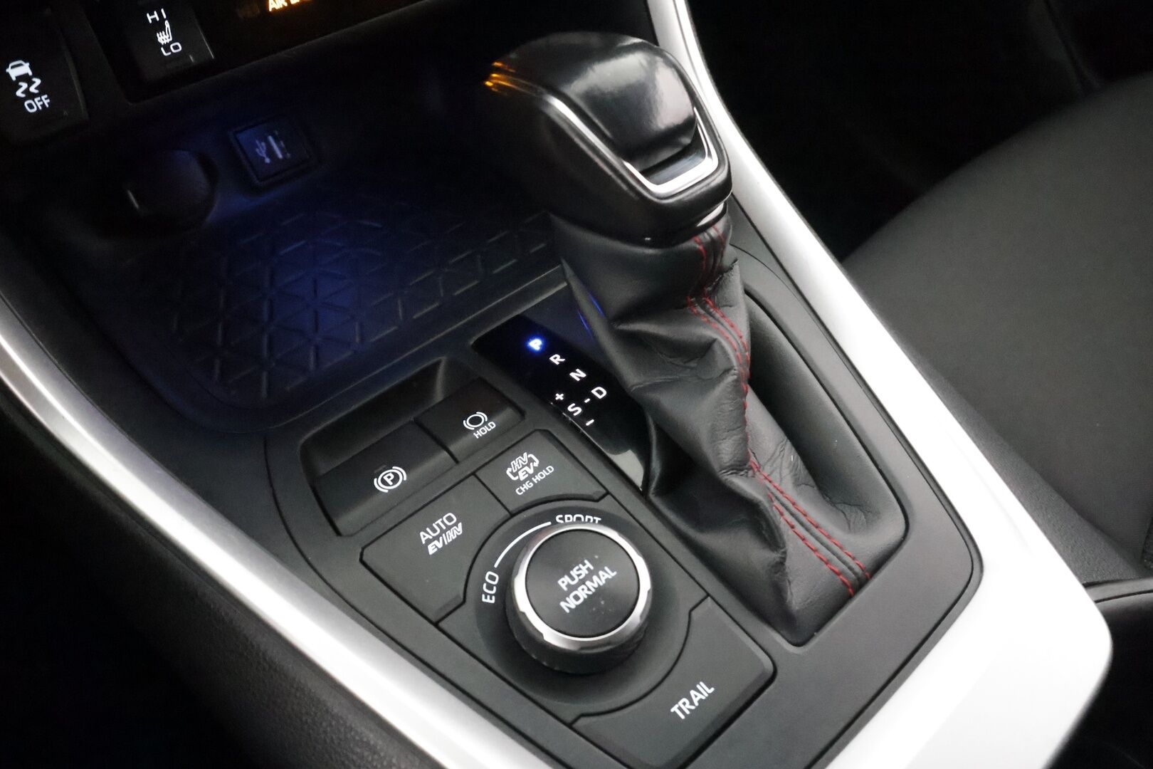 Toyota RAV4 Plug-in 2024 2,5 Hybrid AWD-i Active Plus Edition * ACC / LED / Lisävalot / P.kamera / Sähköpenkki / Kaistavahti / Navi / Keyless * - 1-om Suomi-auto / Kahdet renkaat aluvanteilla 