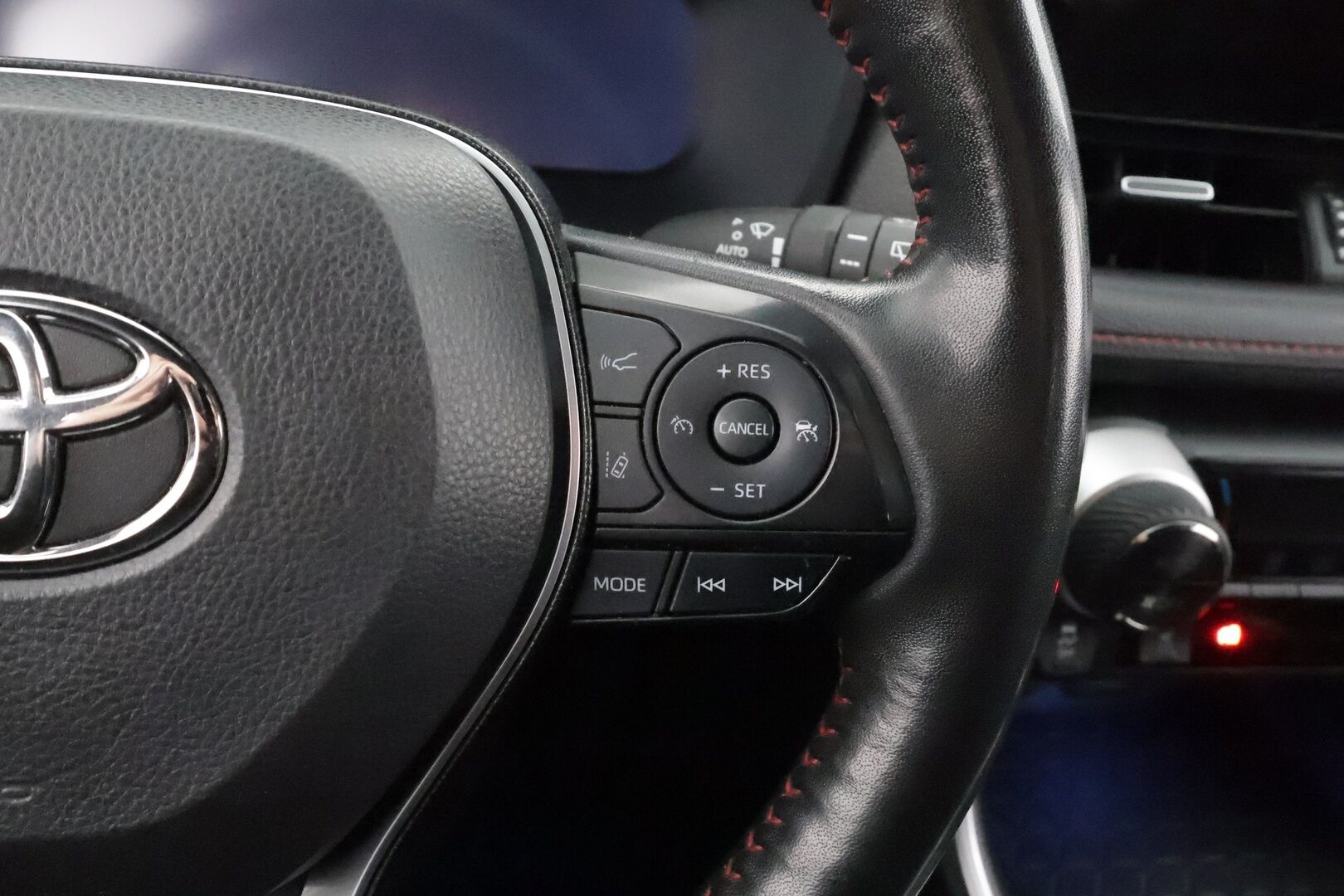 Toyota RAV4 Plug-in 2024 2,5 Hybrid AWD-i Active Plus Edition * ACC / LED / Lisävalot / P.kamera / Sähköpenkki / Kaistavahti / Navi / Keyless * - 1-om Suomi-auto / Kahdet renkaat aluvanteilla 