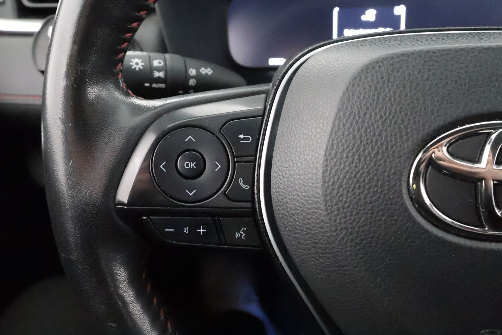 Toyota RAV4 Plug-in 2024 2,5 Hybrid AWD-i Active Plus Edition * ACC / LED / Lisävalot / P.kamera / Sähköpenkki / Kaistavahti / Navi / Keyless * - 1-om Suomi-auto / Kahdet renkaat aluvanteilla 