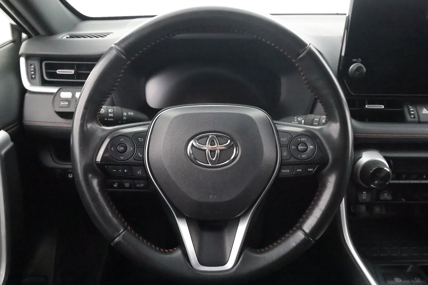 Toyota RAV4 Plug-in 2024 2,5 Hybrid AWD-i Active Plus Edition * ACC / LED / Lisävalot / P.kamera / Sähköpenkki / Kaistavahti / Navi / Keyless * - 1-om Suomi-auto / Kahdet renkaat aluvanteilla 