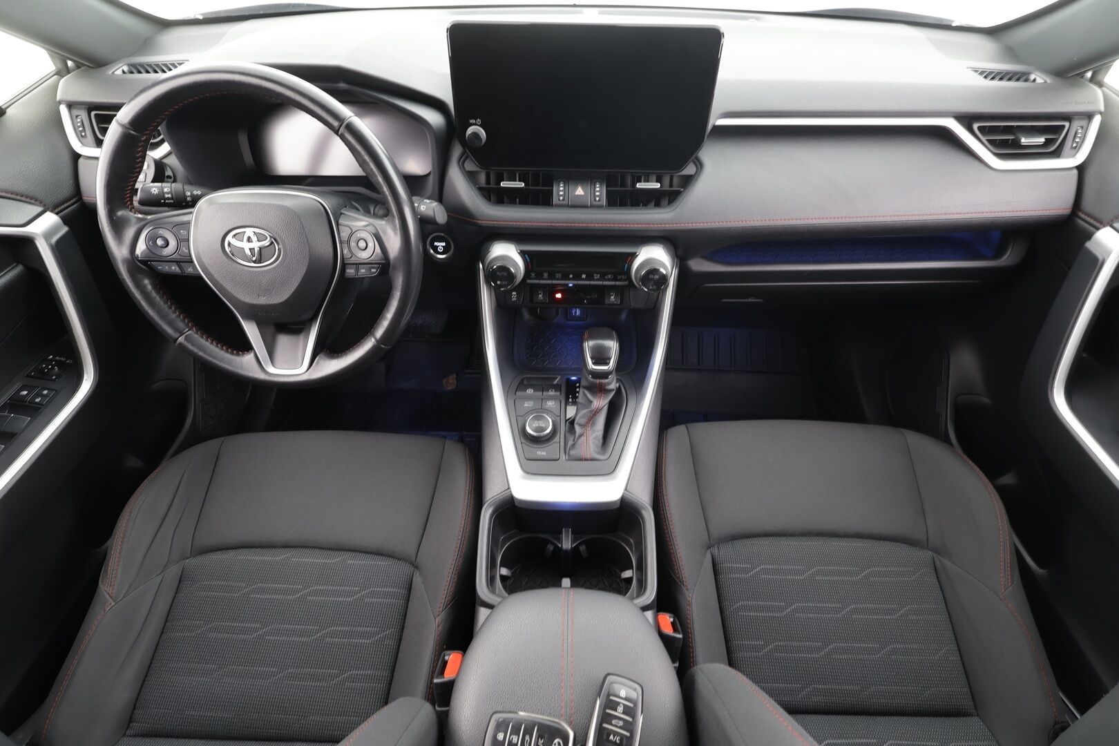 Toyota RAV4 Plug-in 2024 2,5 Hybrid AWD-i Active Plus Edition * ACC / LED / Lisävalot / P.kamera / Sähköpenkki / Kaistavahti / Navi / Keyless * - 1-om Suomi-auto / Kahdet renkaat aluvanteilla 