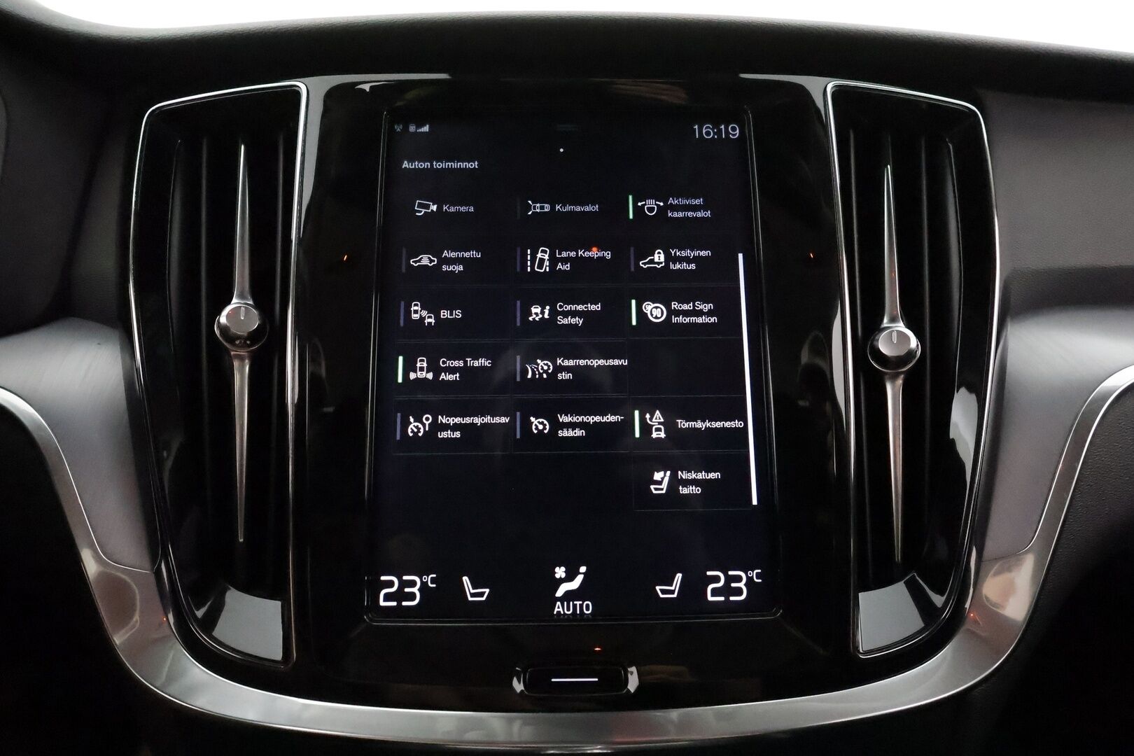Volvo V60 Cross Country 2020 D4 AWD aut ** Webasto / Koukku / Adapt.Vakkari / P.Kamera / LED-valot / Navi / Kaistavahti / KeylessGO ** - 3,99 % KORKOTARJOUS TÄHÄN AUTOON - 2x Renkaat