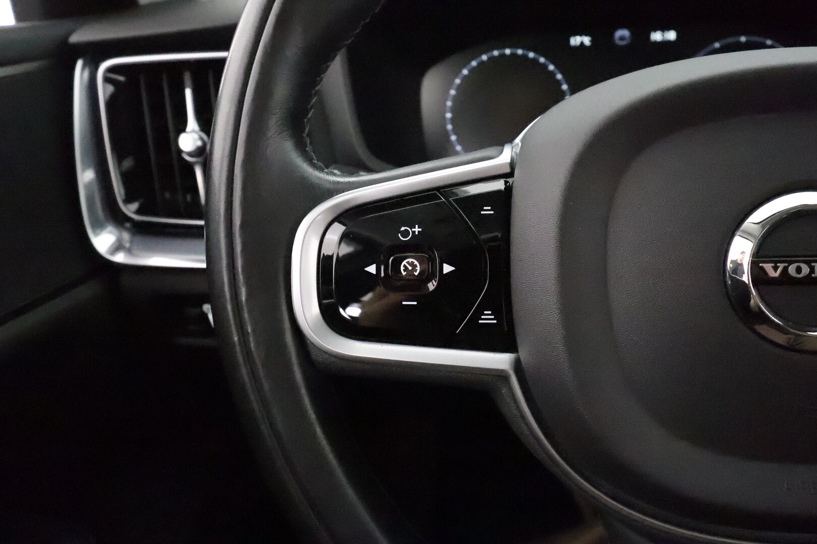 Volvo V60 Cross Country 2020 D4 AWD aut ** Webasto / Koukku / Adapt.Vakkari / P.Kamera / LED-valot / Navi / Kaistavahti / KeylessGO ** - 3,99 % KORKOTARJOUS TÄHÄN AUTOON - 2x Renkaat