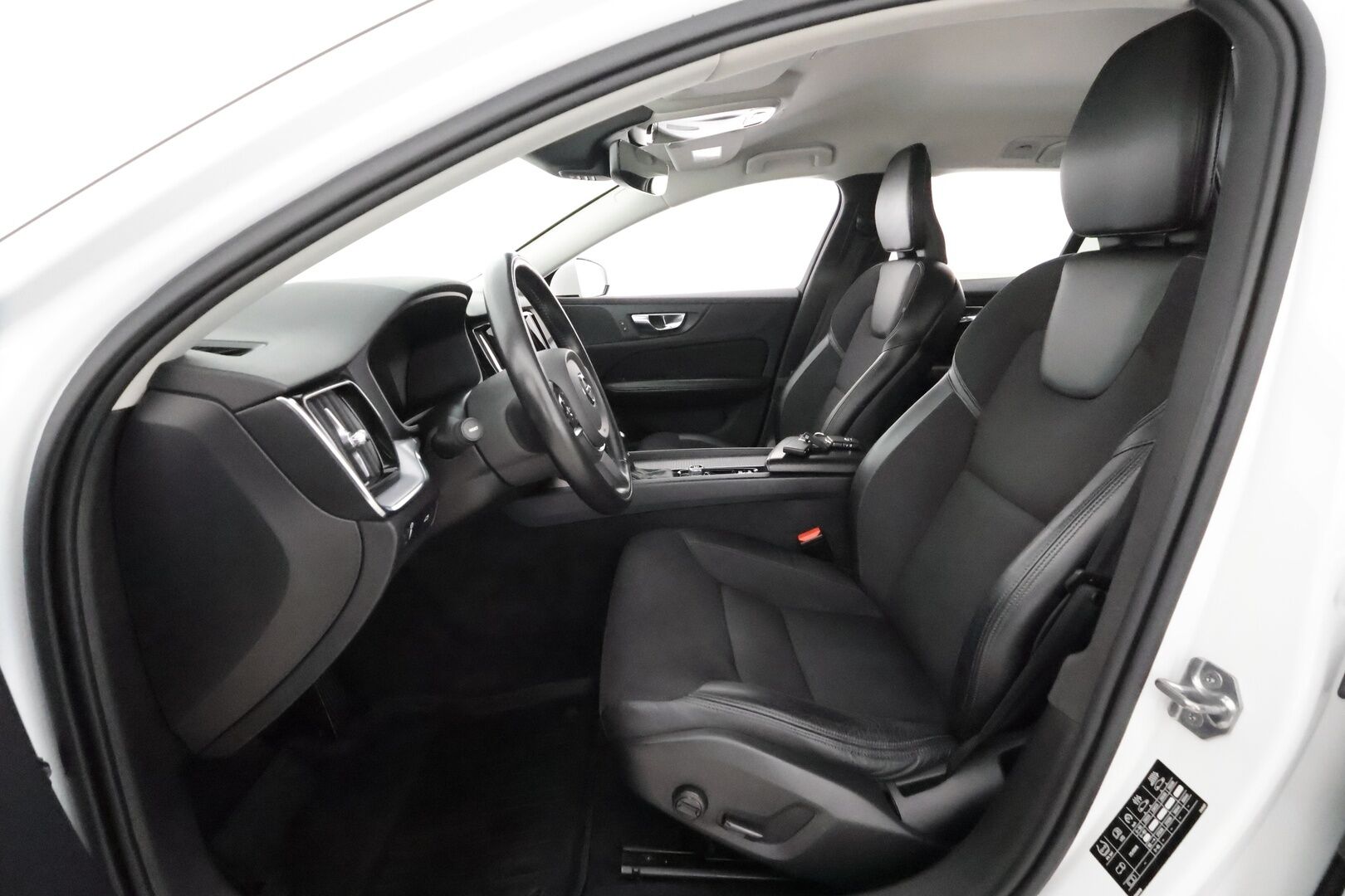 Volvo V60 Cross Country 2020 D4 AWD aut ** Webasto / Koukku / Adapt.Vakkari / P.Kamera / LED-valot / Navi / Kaistavahti / KeylessGO ** - 3,99 % KORKOTARJOUS TÄHÄN AUTOON - 2x Renkaat