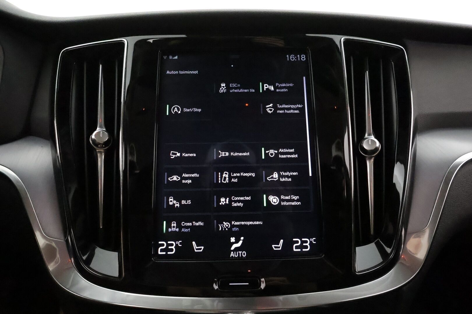 Volvo V60 Cross Country 2020 D4 AWD aut ** Webasto / Koukku / Adapt.Vakkari / P.Kamera / LED-valot / Navi / Kaistavahti / KeylessGO ** - 3,99 % KORKOTARJOUS TÄHÄN AUTOON - 2x Renkaat
