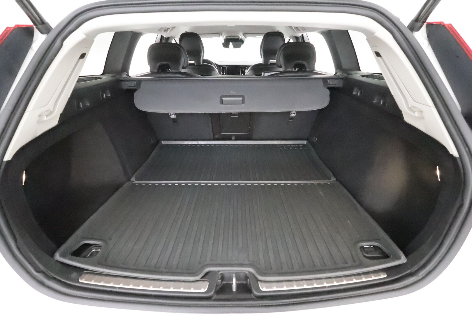Volvo V60 Cross Country 2020 D4 AWD aut ** Webasto / Koukku / Adapt.Vakkari / P.Kamera / LED-valot / Navi / Kaistavahti / KeylessGO ** - 3,99 % KORKOTARJOUS TÄHÄN AUTOON - 2x Renkaat