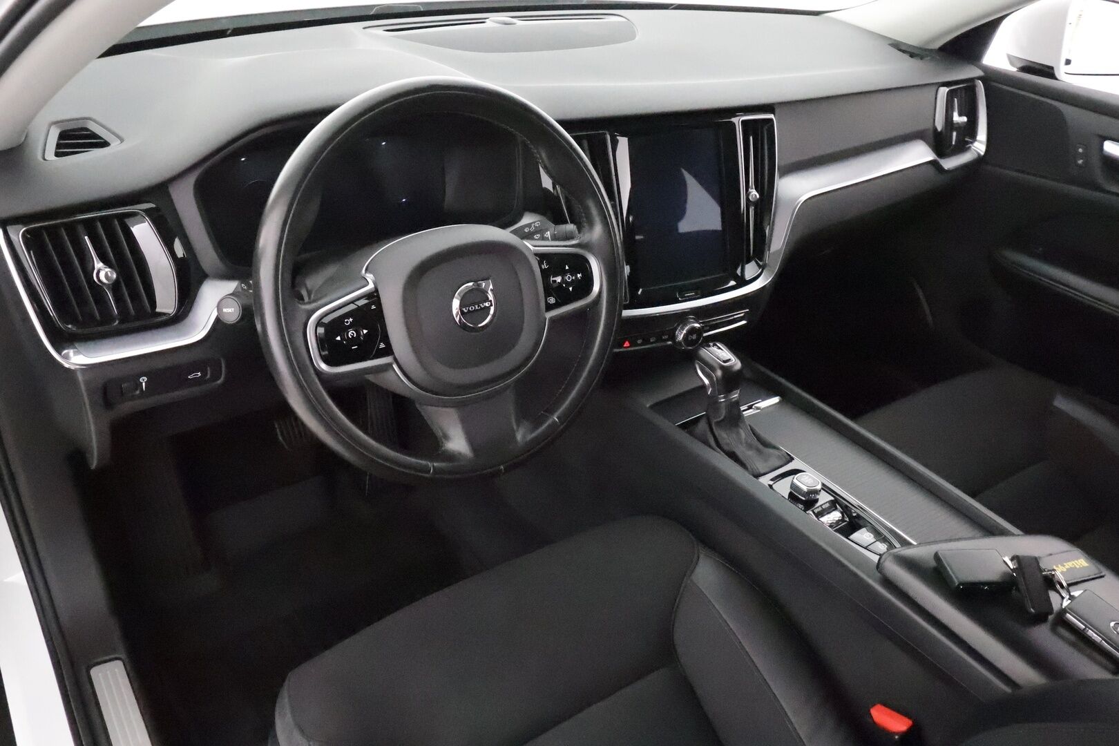 Volvo V60 Cross Country 2020 D4 AWD aut ** Webasto / Koukku / Adapt.Vakkari / P.Kamera / LED-valot / Navi / Kaistavahti / KeylessGO ** - 3,99 % KORKOTARJOUS TÄHÄN AUTOON - 2x Renkaat