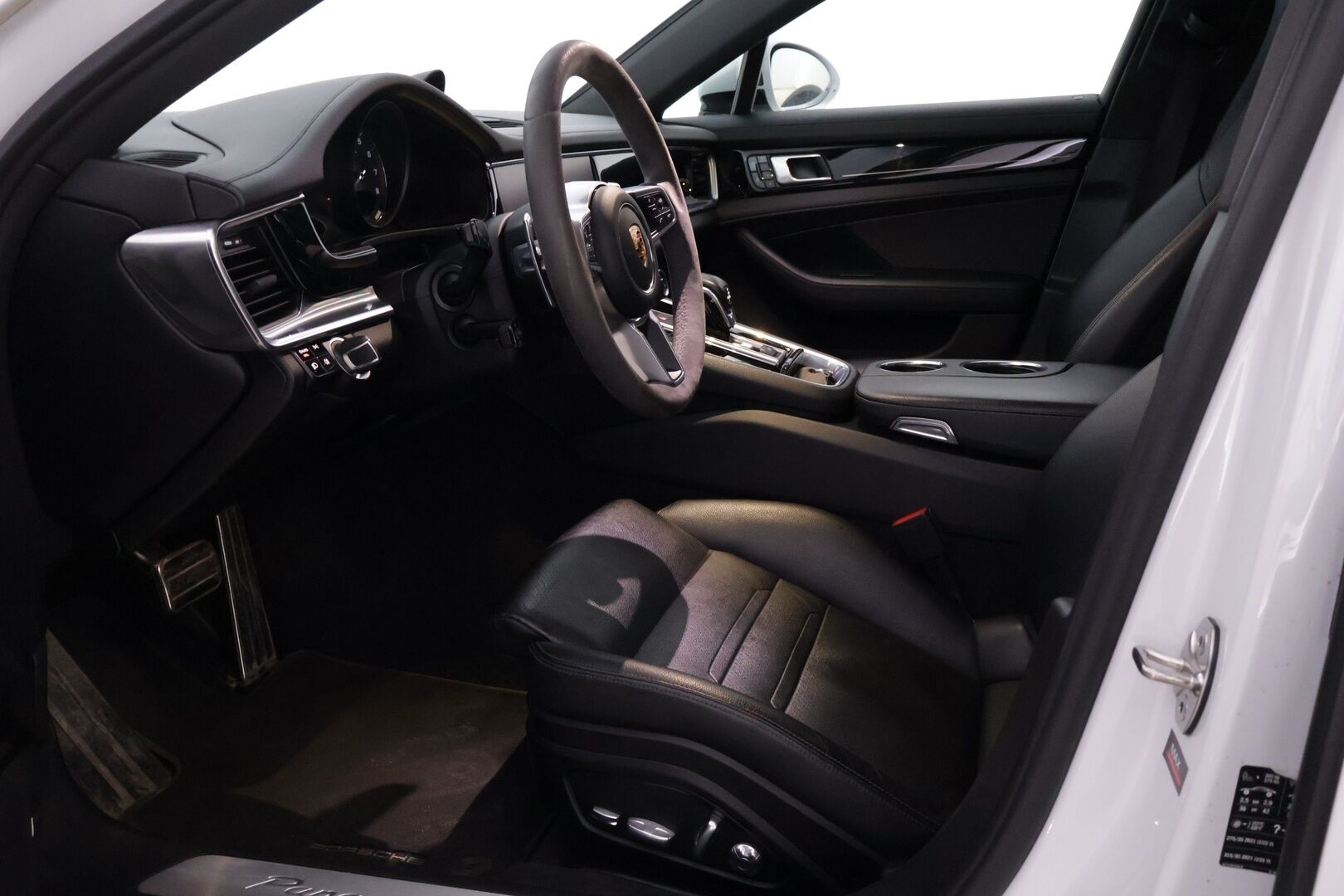 Porsche Panamera 2020 4 E-Hybrid Sport Turismo 10 Years Edition * Bose / Soft Close / Matrix LED / ACC / Sport Putkisto / Panorama* - Harvinainen 10v Juhlamalli!/ Puhdas vertical  / 14-Suunt. istuimet  / Alcantara ratti / Ratinlämmitin / P-kamera / Ilma-alusta / Bliss