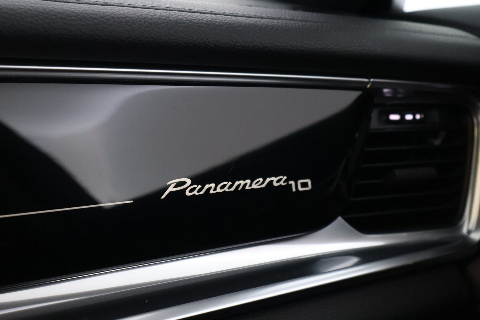 Porsche Panamera 2020 4 E-Hybrid Sport Turismo 10 Years Edition * Bose / Soft Close / Matrix LED / ACC / Sport Putkisto / Panorama* - Harvinainen 10v Juhlamalli!/ Puhdas vertical  / 14-Suunt. istuimet  / Alcantara ratti / Ratinlämmitin / P-kamera / Ilma-alusta / Bliss