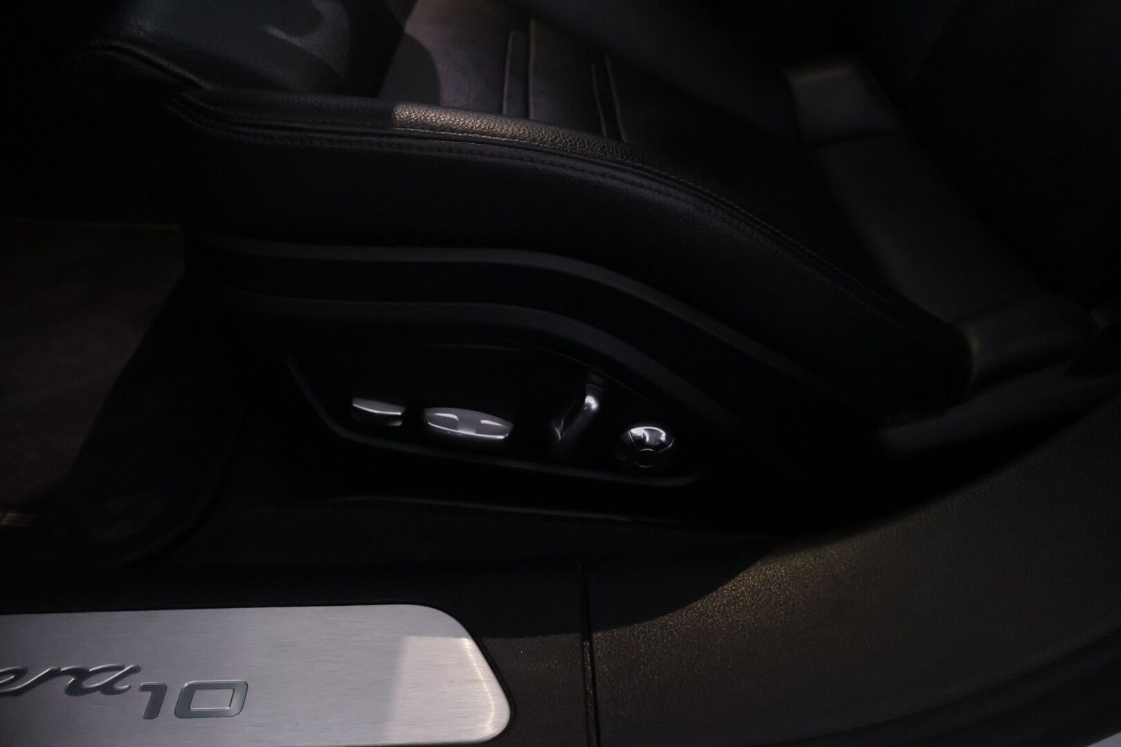 Porsche Panamera 2020 4 E-Hybrid Sport Turismo 10 Years Edition * Bose / Soft Close / Matrix LED / ACC / Sport Putkisto / Panorama* - Harvinainen 10v Juhlamalli!/ Puhdas vertical  / 14-Suunt. istuimet  / Alcantara ratti / Ratinlämmitin / P-kamera / Ilma-alusta / Bliss