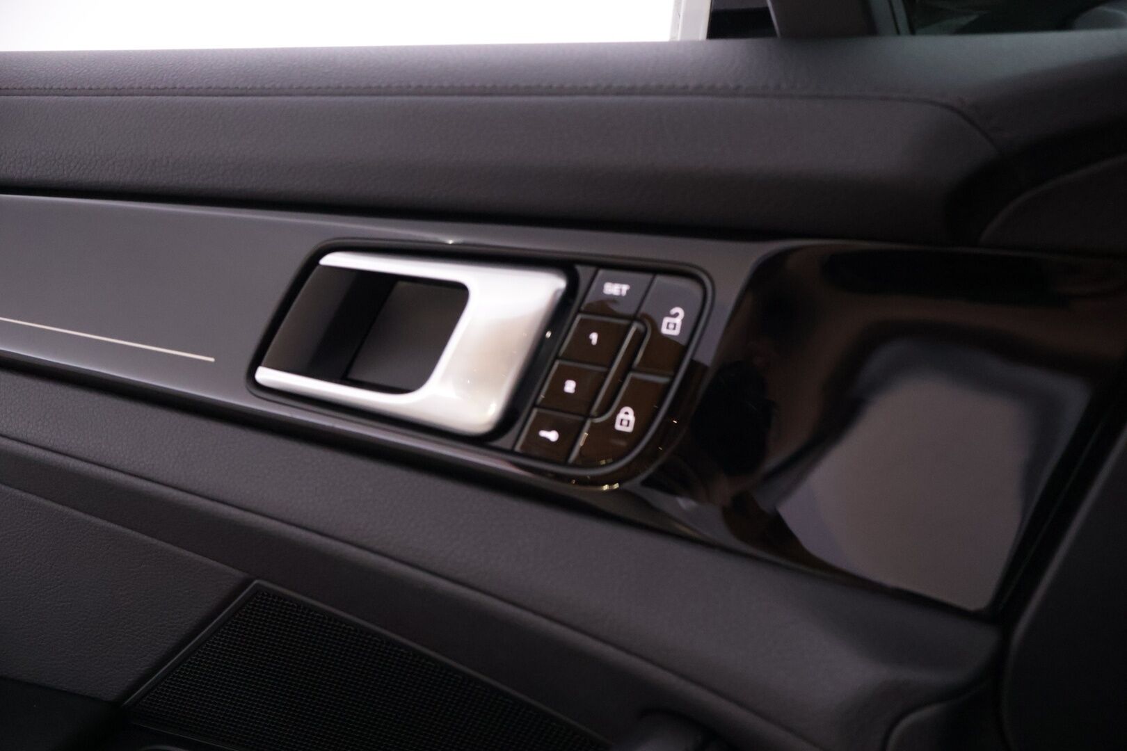 Porsche Panamera 2020 4 E-Hybrid Sport Turismo 10 Years Edition * Bose / Soft Close / Matrix LED / ACC / Sport Putkisto / Panorama* - Harvinainen 10v Juhlamalli!/ Puhdas vertical  / 14-Suunt. istuimet  / Alcantara ratti / Ratinlämmitin / P-kamera / Ilma-alusta / Bliss