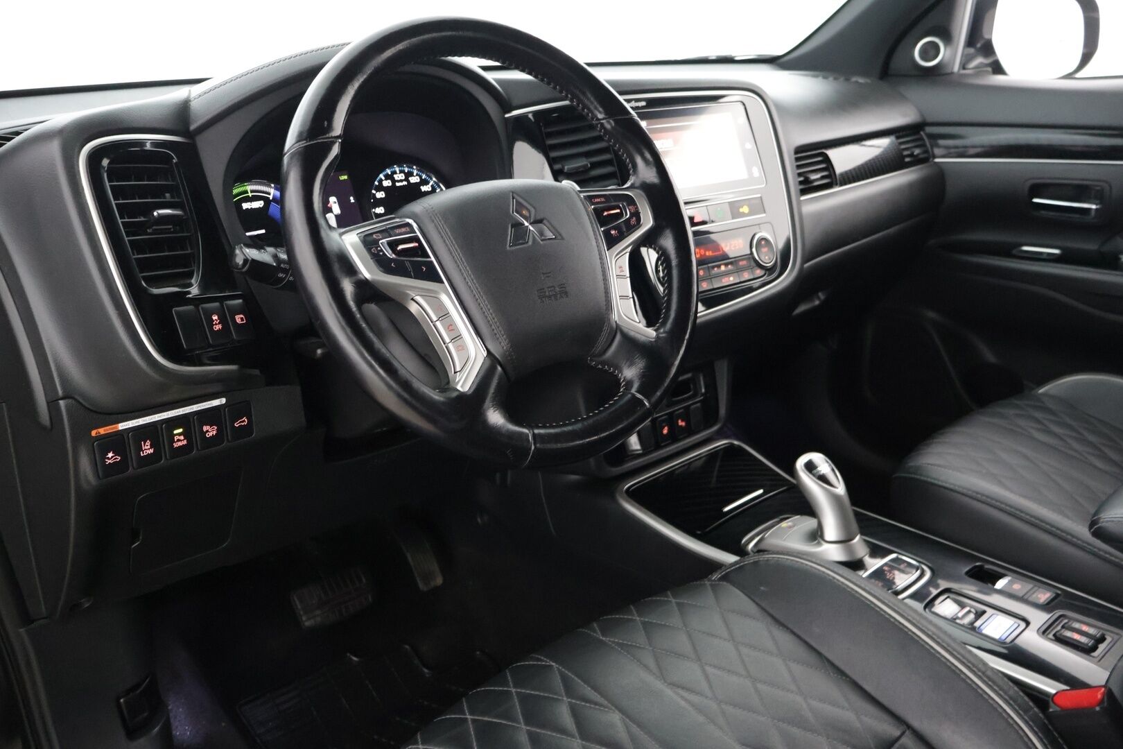 Mitsubishi Outlander PHEV 2019 Instyle 4WD 5P ** ACC / BLIS / KeyLess / Rockford Fosgate / 360° Kamera / Vetokoukku / Ratinlämmitin / LED* - 2 erinomaiset renkaat / Neliveto / Vetokoukku* - HULLUT JOULUT KORKOTARJOUS 2,49% 