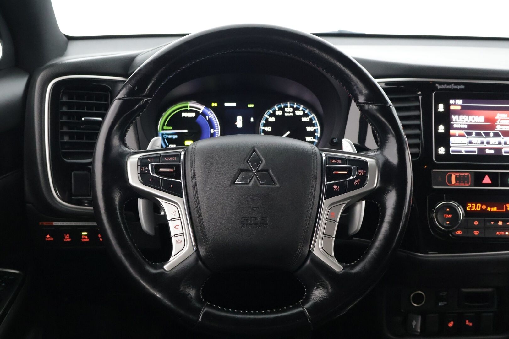 Mitsubishi Outlander PHEV 2019 Instyle 4WD 5P ** ACC / BLIS / KeyLess / Rockford Fosgate / 360° Kamera / Vetokoukku / Ratinlämmitin / LED* - 2 erinomaiset renkaat / Neliveto / Vetokoukku* - HULLUT JOULUT KORKOTARJOUS 2,49% 