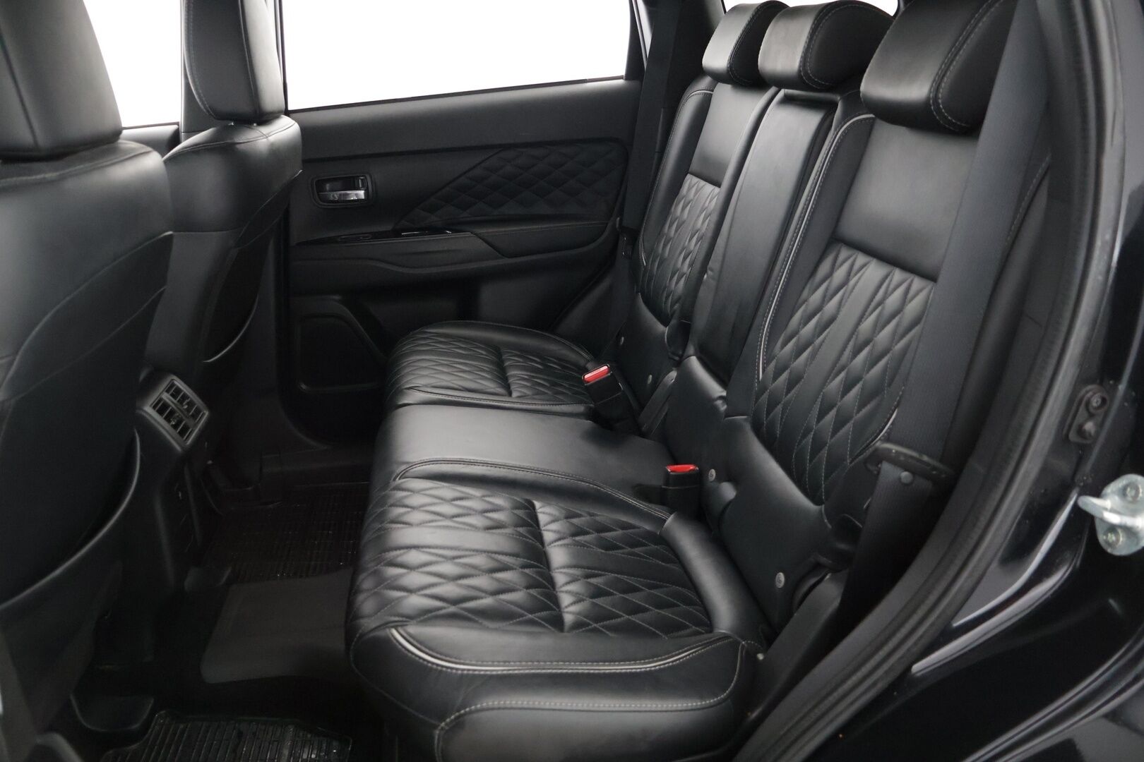 Mitsubishi Outlander PHEV 2019 Instyle 4WD 5P ** ACC / BLIS / KeyLess / Rockford Fosgate / 360° Kamera / Vetokoukku / Ratinlämmitin / LED* - 2 erinomaiset renkaat / Neliveto / Vetokoukku* - HULLUT JOULUT KORKOTARJOUS 2,49% 