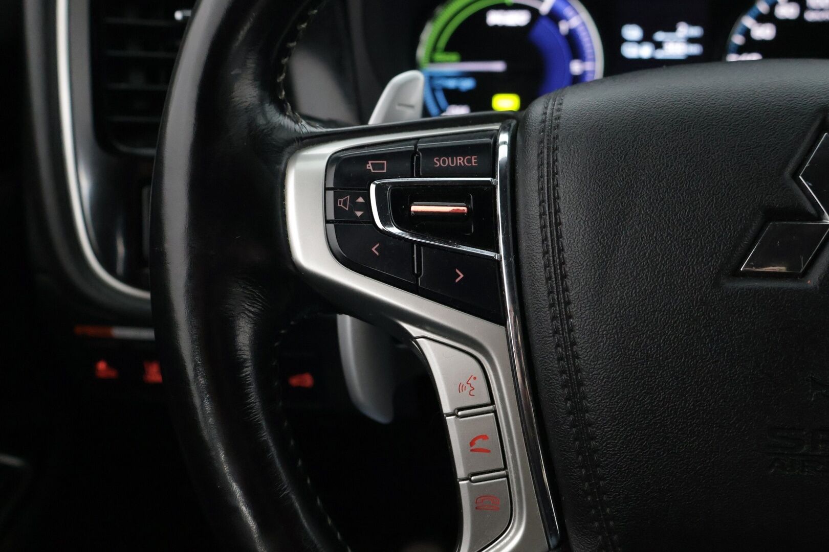 Mitsubishi Outlander PHEV 2019 Instyle 4WD 5P ** ACC / BLIS / KeyLess / Rockford Fosgate / 360° Kamera / Vetokoukku / Ratinlämmitin / LED* - 2 erinomaiset renkaat / Neliveto / Vetokoukku* - HULLUT JOULUT KORKOTARJOUS 2,49% 