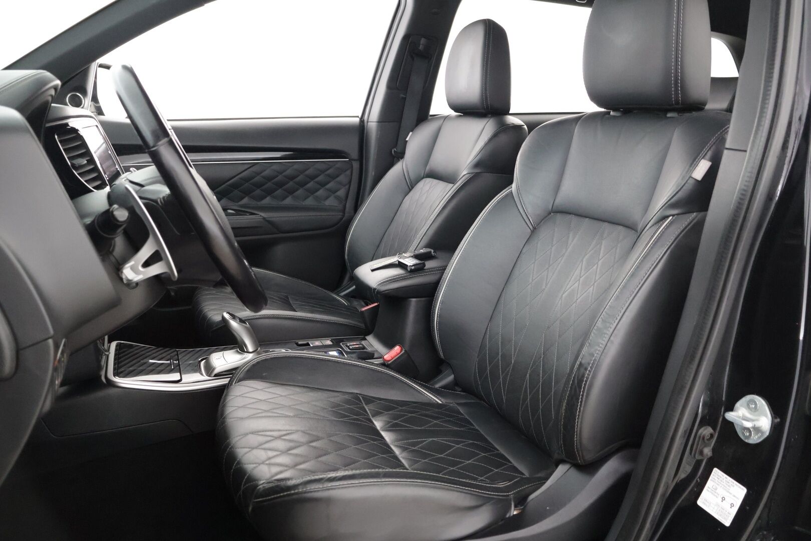 Mitsubishi Outlander PHEV 2019 Instyle 4WD 5P ** ACC / BLIS / KeyLess / Rockford Fosgate / 360° Kamera / Vetokoukku / Ratinlämmitin / LED* - 2 erinomaiset renkaat / Neliveto / Vetokoukku* - HULLUT JOULUT KORKOTARJOUS 2,49% 