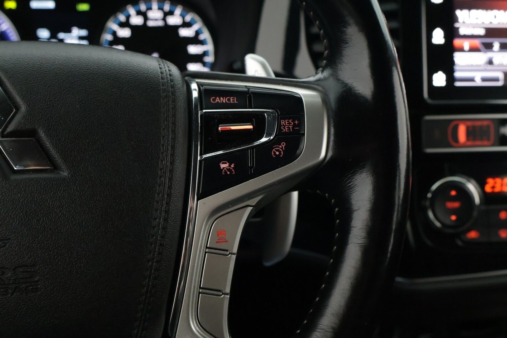 Mitsubishi Outlander PHEV 2019 Instyle 4WD 5P ** ACC / BLIS / KeyLess / Rockford Fosgate / 360° Kamera / Vetokoukku / Ratinlämmitin / LED* - 2 erinomaiset renkaat / Neliveto / Vetokoukku* - HULLUT JOULUT KORKOTARJOUS 2,49% 