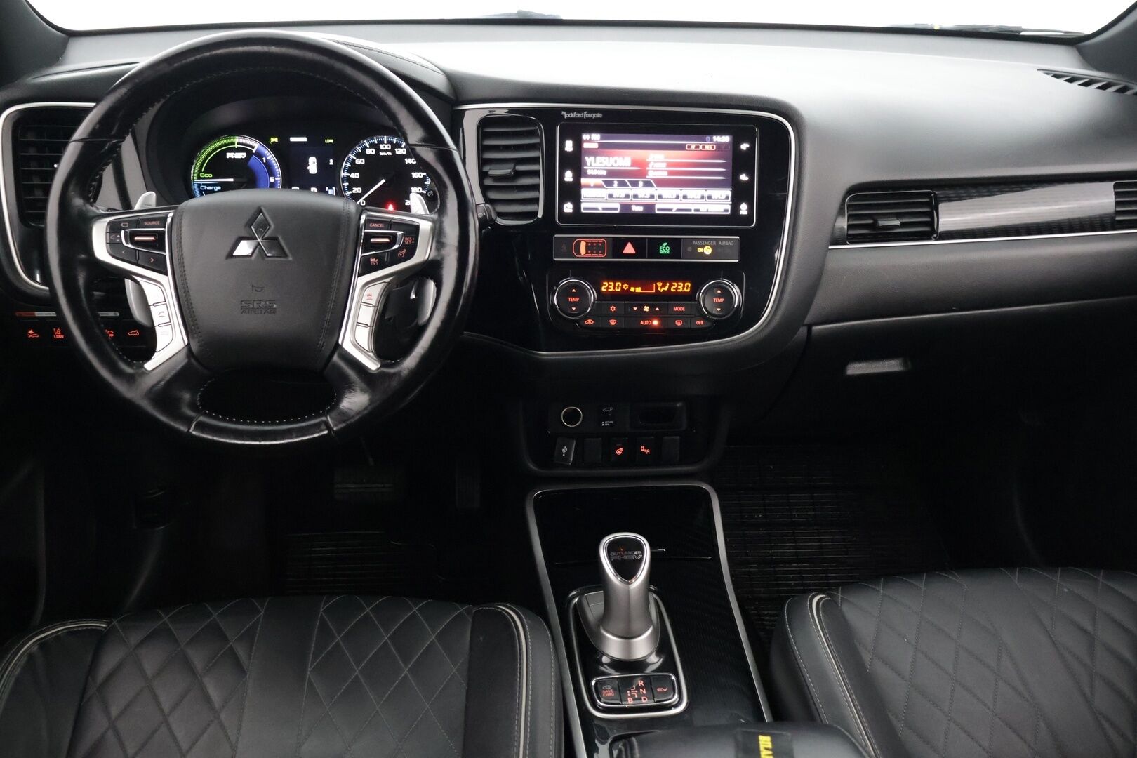 Mitsubishi Outlander PHEV 2019 Instyle 4WD 5P ** ACC / BLIS / KeyLess / Rockford Fosgate / 360° Kamera / Vetokoukku / Ratinlämmitin / LED* - 2 erinomaiset renkaat / Neliveto / Vetokoukku* - HULLUT JOULUT KORKOTARJOUS 2,49% 