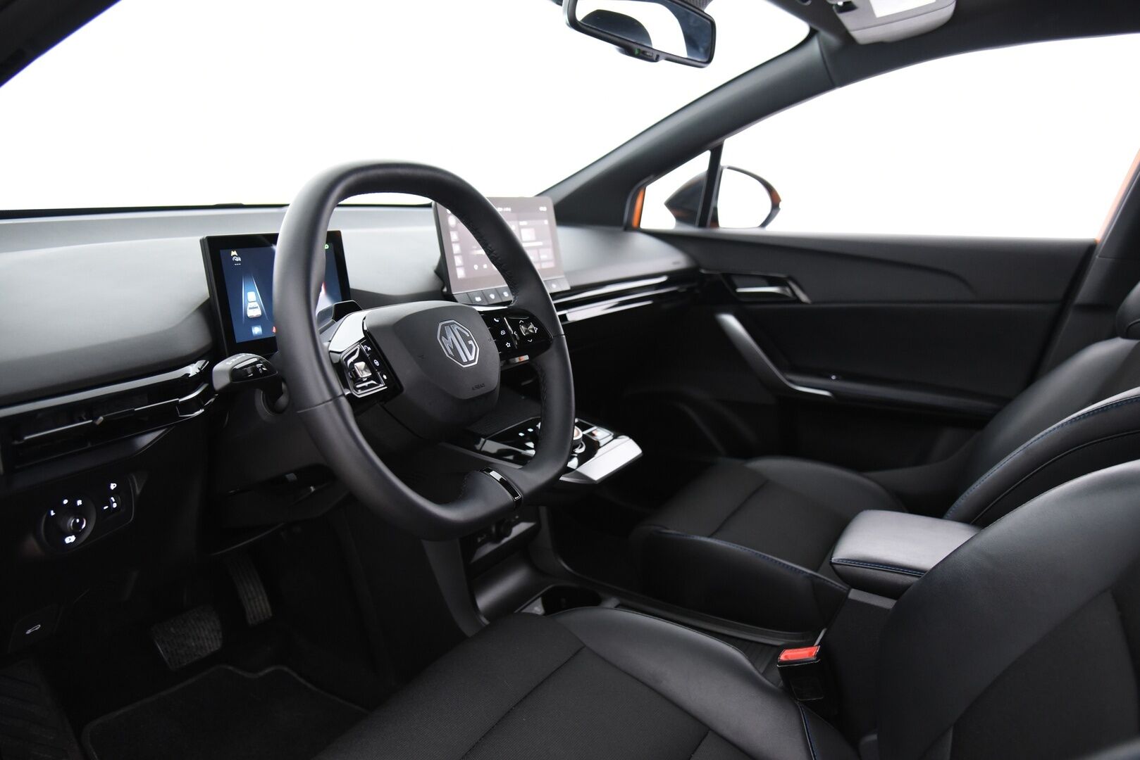 MG MG4 2023 64kwh Luxury Long Range Aut - Adapt.Vakkari / 360-Kamera / Puolinahkasisusta / LED / Apple&Android / Navi / BLIS / Huippuvarusteet 
