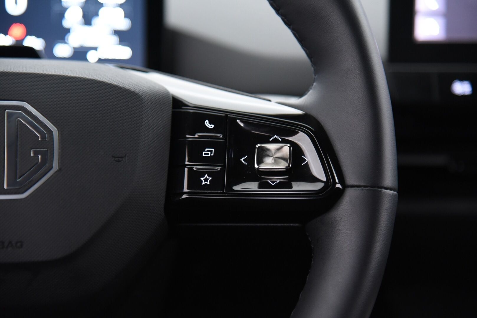 MG MG4 2023 64kwh Luxury Long Range Aut - Adapt.Vakkari / 360-Kamera / Puolinahkasisusta / LED / Apple&Android / Navi / BLIS / Huippuvarusteet 
