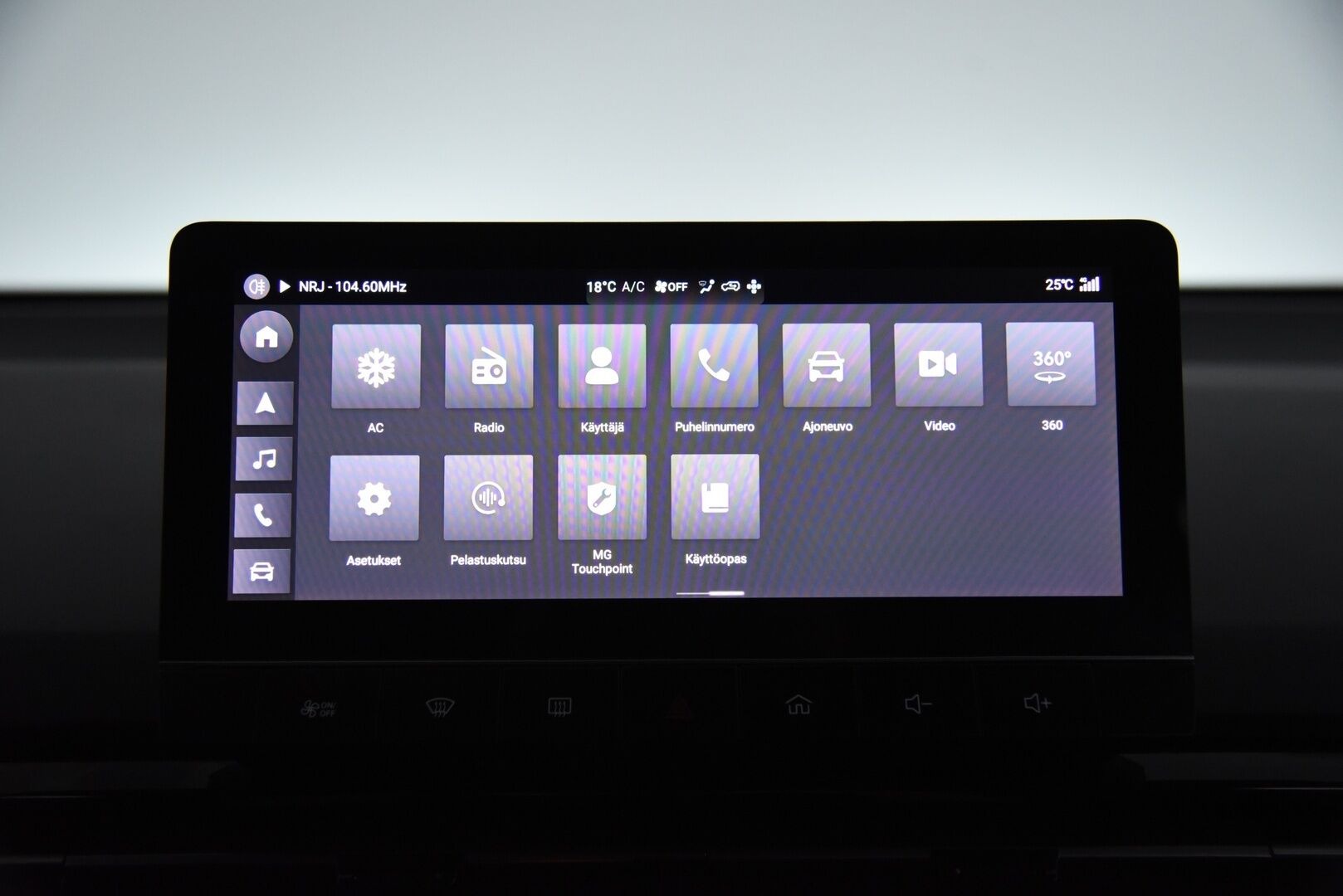 MG MG4 2023 64kwh Luxury Long Range Aut - Adapt.Vakkari / 360-Kamera / Puolinahkasisusta / LED / Apple&Android / Navi / BLIS / Huippuvarusteet 