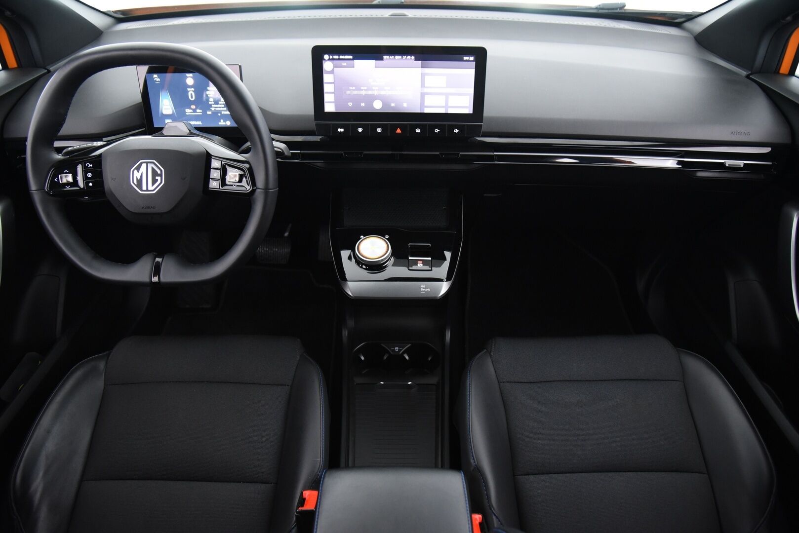 MG MG4 2023 64kwh Luxury Long Range Aut - Adapt.Vakkari / 360-Kamera / Puolinahkasisusta / LED / Apple&Android / Navi / BLIS / Huippuvarusteet 